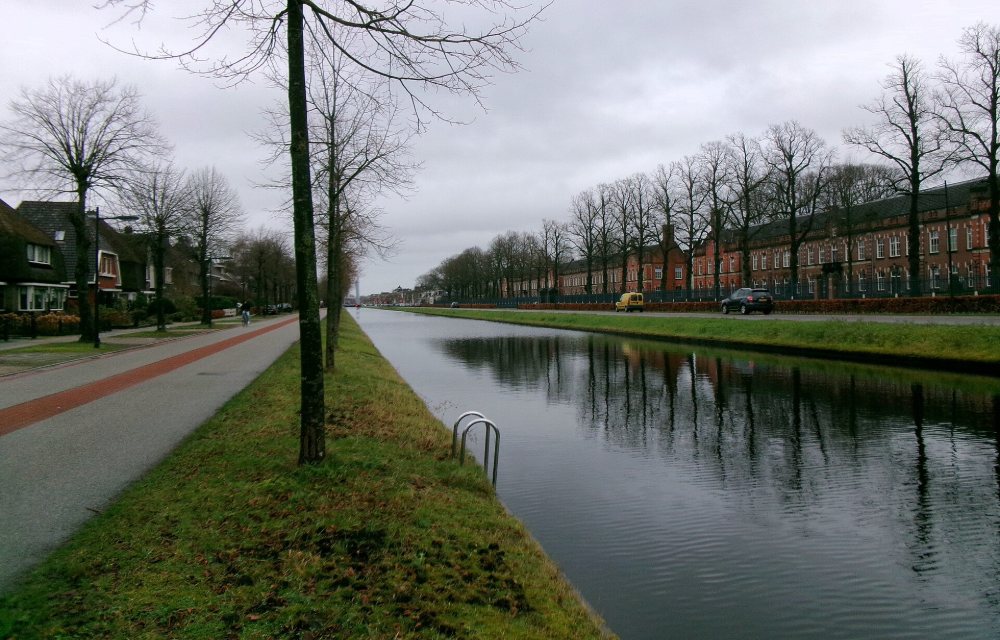 Het Kasteel van Assen gezien over het water